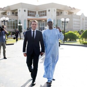 Le président de la République Emmanuel Macron reçu par le président de la République du Tchad, Idriss Deby Itno, au palais présidentiel à N'Djamena au Tchad. Le 23 décembre 2018. © Stéphane Lemouton / Bestimage