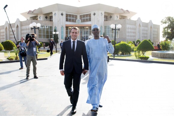 Le président de la République Emmanuel Macron reçu par le président de la République du Tchad, Idriss Deby Itno, au palais présidentiel à N'Djamena au Tchad. Le 23 décembre 2018. © Stéphane Lemouton / Bestimage