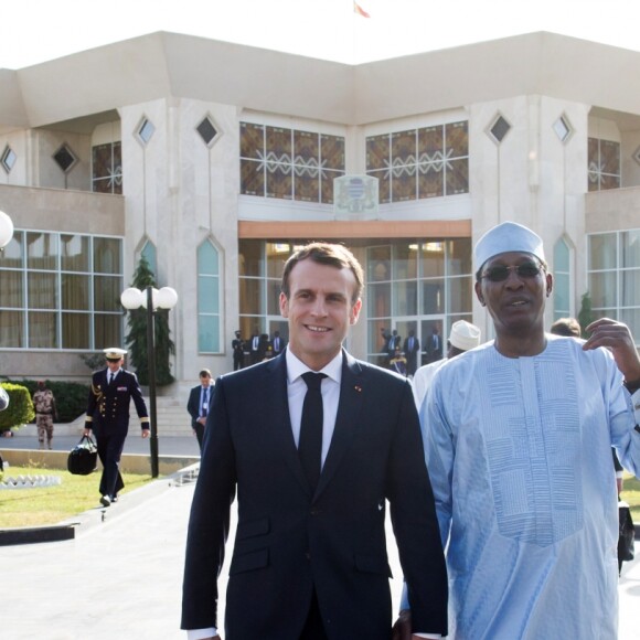 Le président de la République Emmanuel Macron reçu par le président de la République du Tchad, Idriss Deby Itno, au palais présidentiel à N'Djamena au Tchad. Le 23 décembre 2018. © Stéphane Lemouton / Bestimage