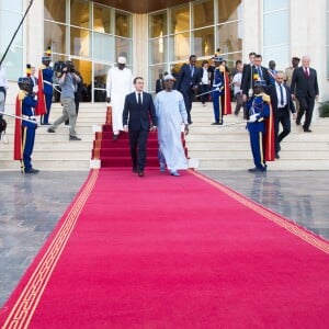 Le président de la République Emmanuel Macron reçu par le président de la République du Tchad, Idriss Deby Itno, au palais présidentiel à N'Djamena au Tchad. Le 23 décembre 2018. © Stéphane Lemouton / Bestimage