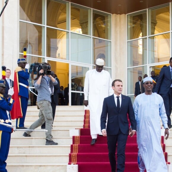 Le président de la République Emmanuel Macron reçu par le président de la République du Tchad, Idriss Deby Itno, au palais présidentiel à N'Djamena au Tchad. Le 23 décembre 2018. © Stéphane Lemouton / Bestimage