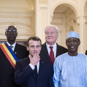 Le président de la République Emmanuel Macron reçu par le président de la République du Tchad, Idriss Deby Itno, au palais présidentiel à N'Djamena au Tchad. Le 23 décembre 2018. © Stéphane Lemouton / Bestimage