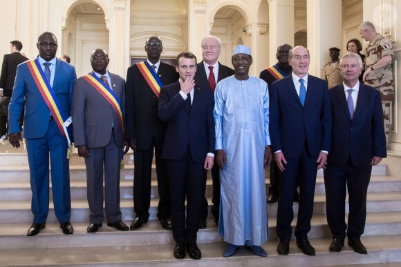 Le président de la République Emmanuel Macron reçu par le président de la République du Tchad, Idriss Deby Itno, au palais présidentiel à N'Djamena au Tchad. Le 23 décembre 2018. © Stéphane Lemouton / Bestimage
