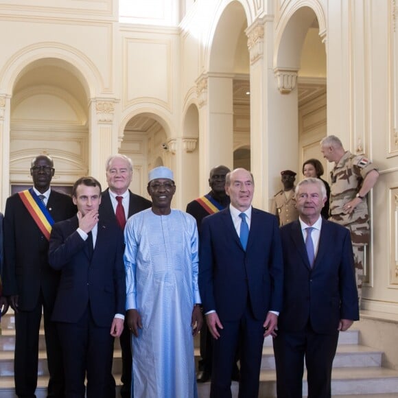 Le président de la République Emmanuel Macron reçu par le président de la République du Tchad, Idriss Deby Itno, au palais présidentiel à N'Djamena au Tchad. Le 23 décembre 2018. © Stéphane Lemouton / Bestimage