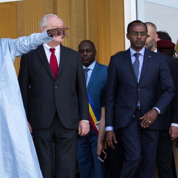 Le président de la République Emmanuel Macron reçu par le président de la République du Tchad, Idriss Deby Itno, au palais présidentiel à N'Djamena au Tchad. Le 23 décembre 2018. © Stéphane Lemouton / Bestimage