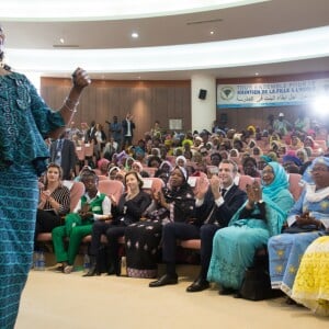 Le président de la République Emmanuel Macron, accompagné de son excellence madame Hinda Deby Itno, a participé à une rencontre débat sur le thème de l'autonomisation des femmes à la Maison de la Femme à N'Djamena au Tchad le 23 décembre 2018. © Stéphane Lemouton / Bestimage