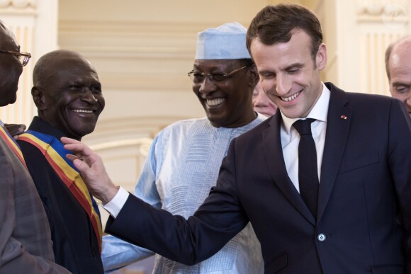 Le président de la République Emmanuel Macron reçu par le président de la République du Tchad, Idriss Deby Itno, au palais présidentiel à N'Djamena au Tchad. Le 23 décembre 2018. © Stéphane Lemouton / Bestimage