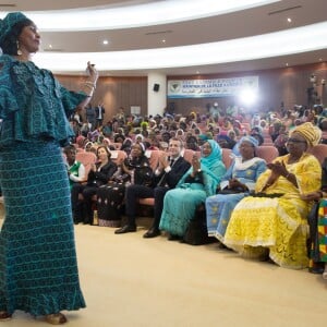 Le président de la République Emmanuel Macron, accompagné de son excellence madame Hinda Deby Itno, a participé à une rencontre débat sur le thème de l'autonomisation des femmes à la Maison de la Femme à N'Djamena au Tchad le 23 décembre 2018. © Stéphane Lemouton / Bestimage