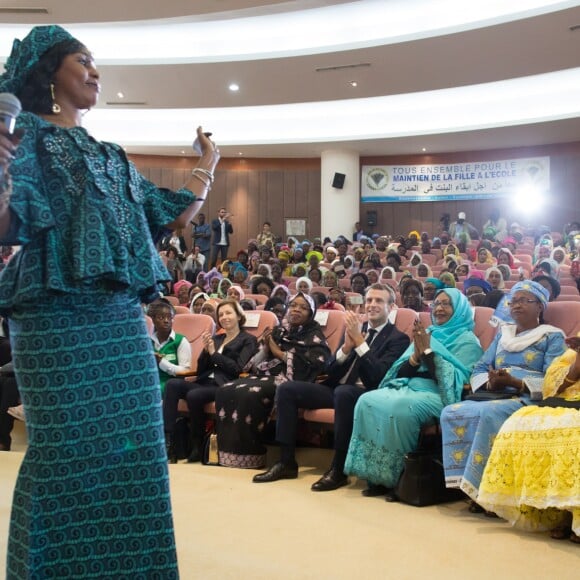 Le président de la République Emmanuel Macron, accompagné de son excellence madame Hinda Deby Itno, a participé à une rencontre débat sur le thème de l'autonomisation des femmes à la Maison de la Femme à N'Djamena au Tchad le 23 décembre 2018. © Stéphane Lemouton / Bestimage