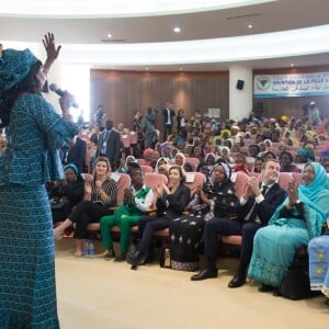 Le président de la République Emmanuel Macron, accompagné de son excellence madame Hinda Deby Itno, a participé à une rencontre débat sur le thème de l'autonomisation des femmes à la Maison de la Femme à N'Djamena au Tchad le 23 décembre 2018. © Stéphane Lemouton / Bestimage