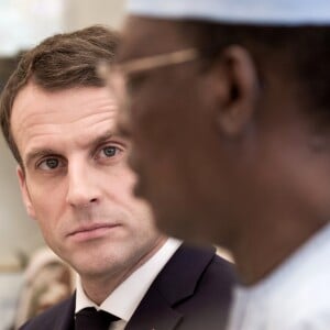 Le président de la République Emmanuel Macron reçu par le président de la République du Tchad, Idriss Deby Itno, au palais présidentiel à N'Djamena au Tchad. Le 23 décembre 2018. © Stéphane Lemouton / Bestimage