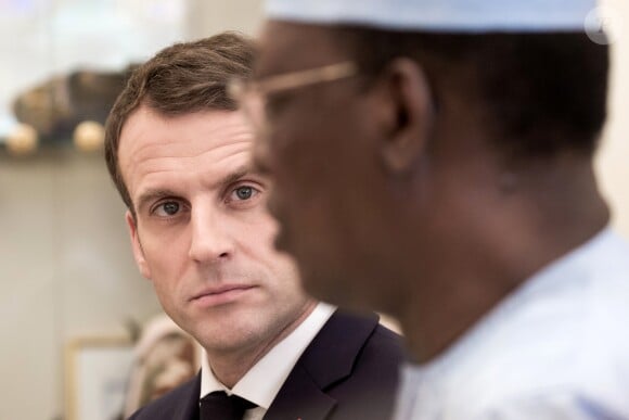 Le président de la République Emmanuel Macron reçu par le président de la République du Tchad, Idriss Deby Itno, au palais présidentiel à N'Djamena au Tchad. Le 23 décembre 2018. © Stéphane Lemouton / Bestimage