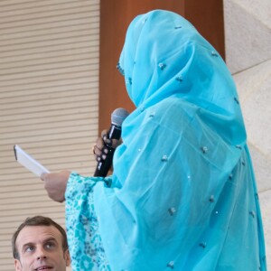 Le président de la République Emmanuel Macron, accompagné de son excellence madame Hinda Deby Itno, a participé à une rencontre débat sur le thème de l'autonomisation des femmes à la Maison de la Femme à N'Djamena au Tchad le 23 décembre 2018. © Stéphane Lemouton / Bestimage