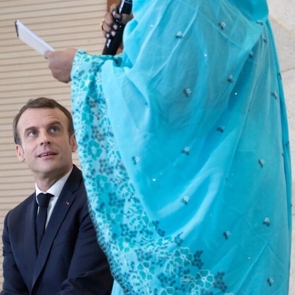 Le président de la République Emmanuel Macron, accompagné de son excellence madame Hinda Deby Itno, a participé à une rencontre débat sur le thème de l'autonomisation des femmes à la Maison de la Femme à N'Djamena au Tchad le 23 décembre 2018. © Stéphane Lemouton / Bestimage