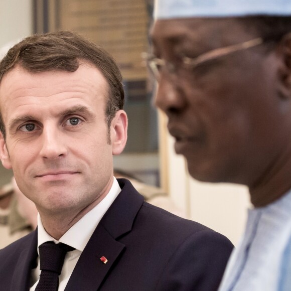 Le président de la République Emmanuel Macron reçu par le président de la République du Tchad, Idriss Deby Itno, au palais présidentiel à N'Djamena au Tchad. Le 23 décembre 2018. © Stéphane Lemouton / Bestimage
