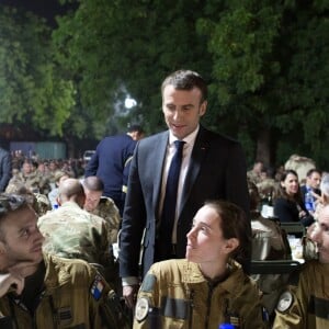 Emmanuel Macron a réveillonné avec les militaires de la force Barkhane sur la base militaire de Kossei à N'Djamena au Tchad le 22 décembre 2018. © Stéphane Lemouton / Bestimage