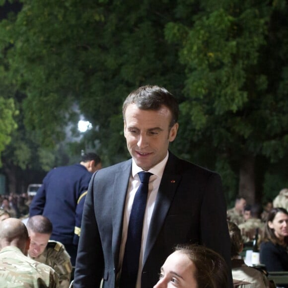 Emmanuel Macron a réveillonné avec les militaires de la force Barkhane sur la base militaire de Kossei à N'Djamena au Tchad le 22 décembre 2018. © Stéphane Lemouton / Bestimage