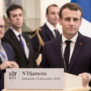 Le président de la République Emmanuel Macron reçu par le président de la République du Tchad, Idriss Deby Itno, au palais présidentiel à N'Djamena au Tchad. Le 23 décembre 2018. © Stéphane Lemouton / Bestimage