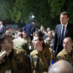 Emmanuel Macron a réveillonné avec les militaires de la force Barkhane sur la base militaire de Kossei à N'Djamena au Tchad le 22 décembre 2018. © Stéphane Lemouton / Bestimage