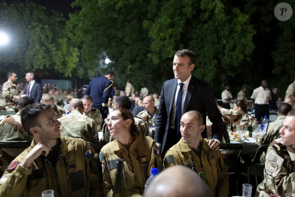 Emmanuel Macron a réveillonné avec les militaires de la force Barkhane sur la base militaire de Kossei à N'Djamena au Tchad le 22 décembre 2018. © Stéphane Lemouton / Bestimage