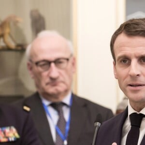 Le président de la République Emmanuel Macron reçu par le président de la République du Tchad, Idriss Deby Itno, au palais présidentiel à N'Djamena au Tchad. Le 23 décembre 2018. © Stéphane Lemouton / Bestimage