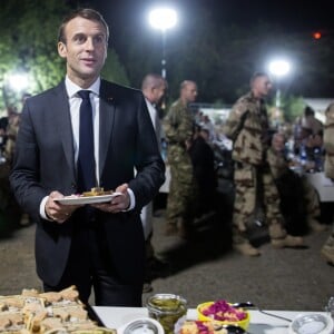 Emmanuel Macron a réveillonné avec les militaires de la force Barkhane sur la base militaire de Kossei à N'Djamena au Tchad le 22 décembre 2018. © Stéphane Lemouton / Bestimage