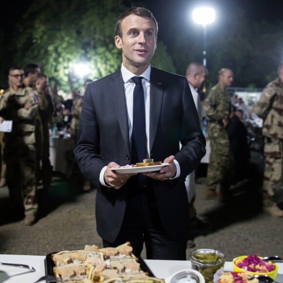 Emmanuel Macron a réveillonné avec les militaires de la force Barkhane sur la base militaire de Kossei à N'Djamena au Tchad le 22 décembre 2018. © Stéphane Lemouton / Bestimage