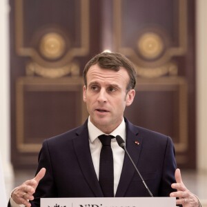 Le président de la République Emmanuel Macron reçu par le président de la République du Tchad, Idriss Deby Itno, au palais présidentiel à N'Djamena au Tchad. Le 23 décembre 2018. © Stéphane Lemouton / Bestimage