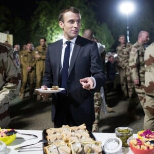 Emmanuel Macron a réveillonné avec les militaires de la force Barkhane sur la base militaire de Kossei à N'Djamena au Tchad le 22 décembre 2018. © Stéphane Lemouton / Bestimage