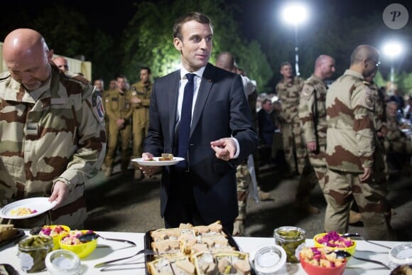 Emmanuel Macron a réveillonné avec les militaires de la force Barkhane sur la base militaire de Kossei à N'Djamena au Tchad le 22 décembre 2018. © Stéphane Lemouton / Bestimage