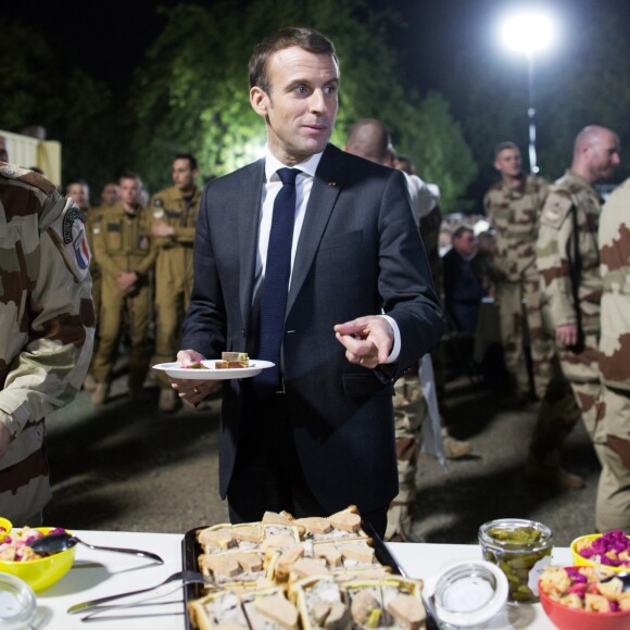 Emmanuel Macron a réveillonné avec les militaires de la force Barkhane sur la base militaire de Kossei à N'Djamena au Tchad le 22 décembre 2018. © Stéphane Lemouton / Bestimage