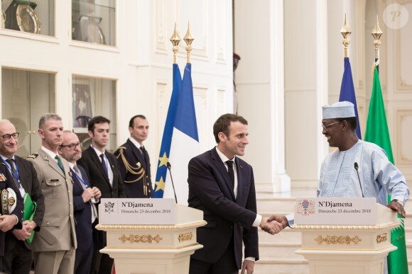 Le président de la République Emmanuel Macron reçu par le président de la République du Tchad, Idriss Deby Itno, au palais présidentiel à N'Djamena au Tchad. Le 23 décembre 2018. © Stéphane Lemouton / Bestimage