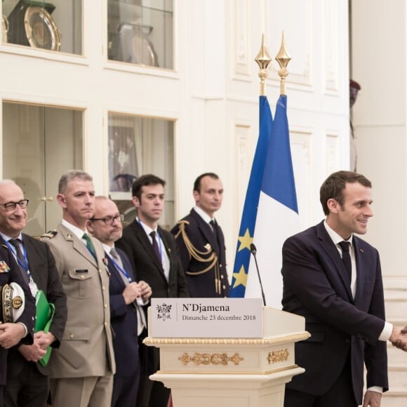 Le président de la République Emmanuel Macron reçu par le président de la République du Tchad, Idriss Deby Itno, au palais présidentiel à N'Djamena au Tchad. Le 23 décembre 2018. © Stéphane Lemouton / Bestimage