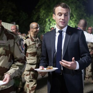 Emmanuel Macron a réveillonné avec les militaires de la force Barkhane sur la base militaire de Kossei à N'Djamena au Tchad le 22 décembre 2018. © Stéphane Lemouton / Bestimage