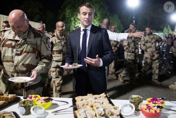 Emmanuel Macron a réveillonné avec les militaires de la force Barkhane sur la base militaire de Kossei à N'Djamena au Tchad le 22 décembre 2018. © Stéphane Lemouton / Bestimage