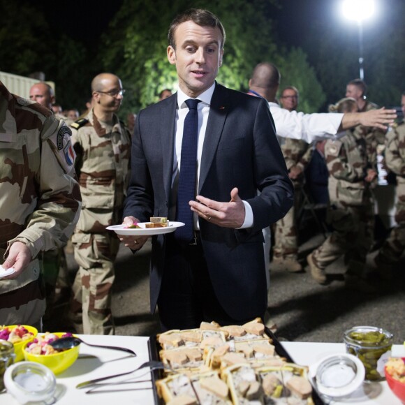 Emmanuel Macron a réveillonné avec les militaires de la force Barkhane sur la base militaire de Kossei à N'Djamena au Tchad le 22 décembre 2018. © Stéphane Lemouton / Bestimage