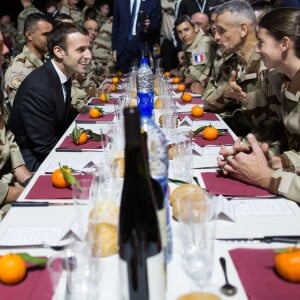 Emmanuel Macron a réveillonné avec les militaires de la force Barkhane sur la base militaire de Kossei à N'Djamena au Tchad le 22 décembre 2018. © Stéphane Lemouton / Bestimage