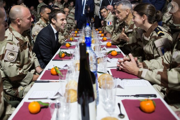 Emmanuel Macron a réveillonné avec les militaires de la force Barkhane sur la base militaire de Kossei à N'Djamena au Tchad le 22 décembre 2018. © Stéphane Lemouton / Bestimage