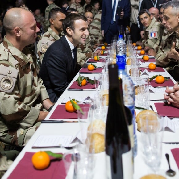 Emmanuel Macron a réveillonné avec les militaires de la force Barkhane sur la base militaire de Kossei à N'Djamena au Tchad le 22 décembre 2018. © Stéphane Lemouton / Bestimage