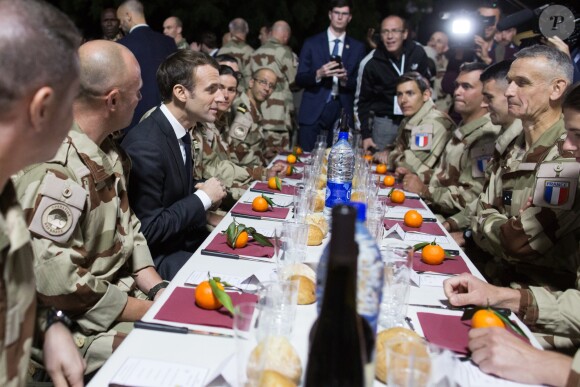 Emmanuel Macron a réveillonné avec les militaires de la force Barkhane sur la base militaire de Kossei à N'Djamena au Tchad le 22 décembre 2018. © Stéphane Lemouton / Bestimage