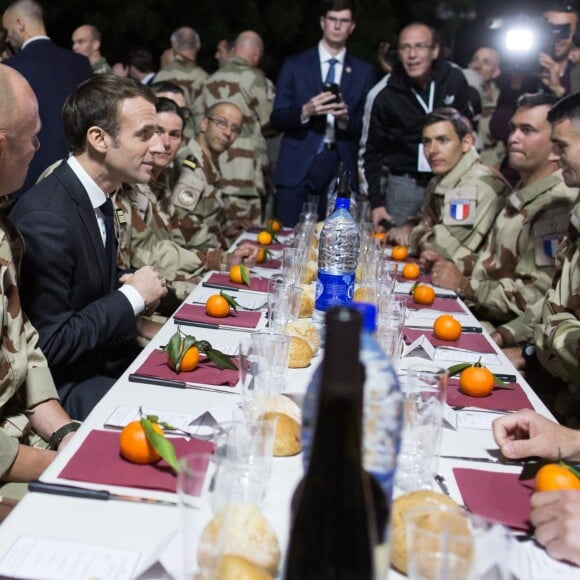 Emmanuel Macron a réveillonné avec les militaires de la force Barkhane sur la base militaire de Kossei à N'Djamena au Tchad le 22 décembre 2018. © Stéphane Lemouton / Bestimage