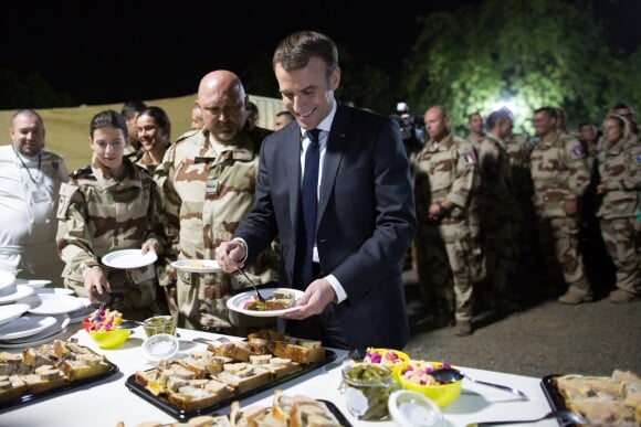 Emmanuel Macron a réveillonné avec les militaires de la force Barkhane sur la base militaire de Kossei à N'Djamena au Tchad le 22 décembre 2018. © Stéphane Lemouton / Bestimage