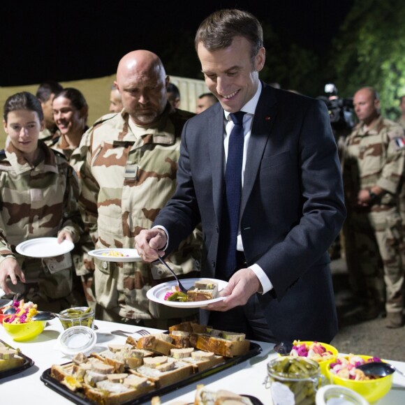 Emmanuel Macron a réveillonné avec les militaires de la force Barkhane sur la base militaire de Kossei à N'Djamena au Tchad le 22 décembre 2018. © Stéphane Lemouton / Bestimage