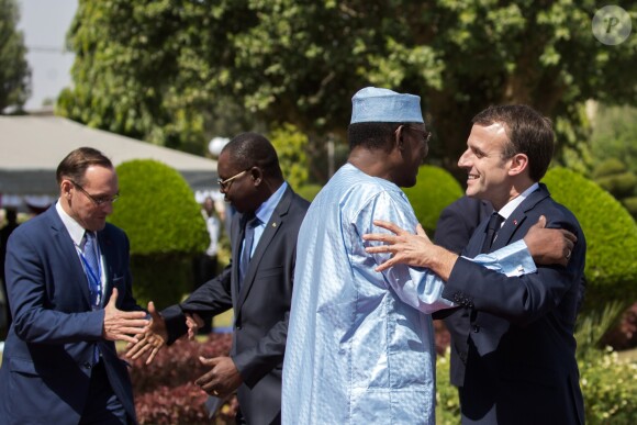 Le président de la République Emmanuel Macron reçu par le président de la République du Tchad, Idriss Deby Itno, au palais présidentiel à N'Djamena au Tchad. Le 23 décembre 2018. © Stéphane Lemouton / Bestimage