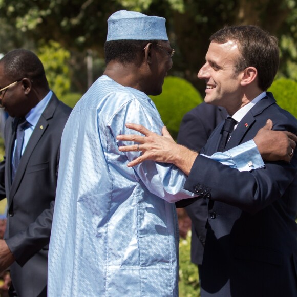 Le président de la République Emmanuel Macron reçu par le président de la République du Tchad, Idriss Deby Itno, au palais présidentiel à N'Djamena au Tchad. Le 23 décembre 2018. © Stéphane Lemouton / Bestimage