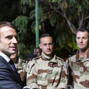 Emmanuel Macron lors de son allocution devant les militaires de la force Barkhane sur la base militaire de Kossei à N'Djamena au Tchad le 22 décembre 2018. © Stéphane Lemouton / Bestimage