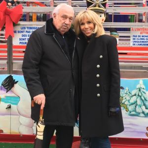 Brigitte Macron posant avec Marcel Campion lors d'une visite privée avec ses sept petits-enfants au marché de Noël des Tuileries à Paris le 23 décembre 2018.