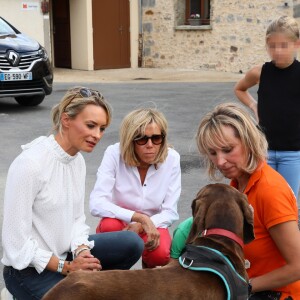 Brigitte Macron au refuge SPA d'Hermeray le 3 août 2017 avec deux de ses petits-enfants, Thomas et Emma. © Sébastien Valiela / Bestimage