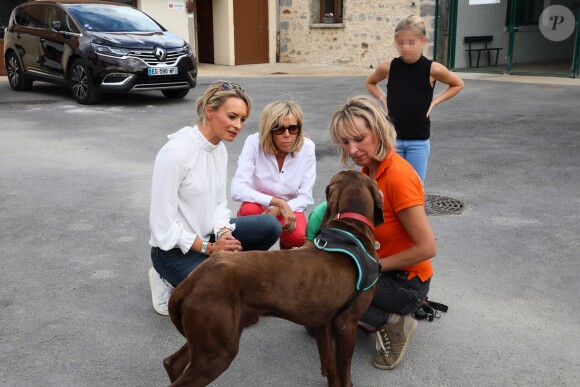 Brigitte Macron au refuge SPA d'Hermeray le 3 août 2017 avec deux de ses petits-enfants, Thomas et Emma. © Sébastien Valiela / Bestimage