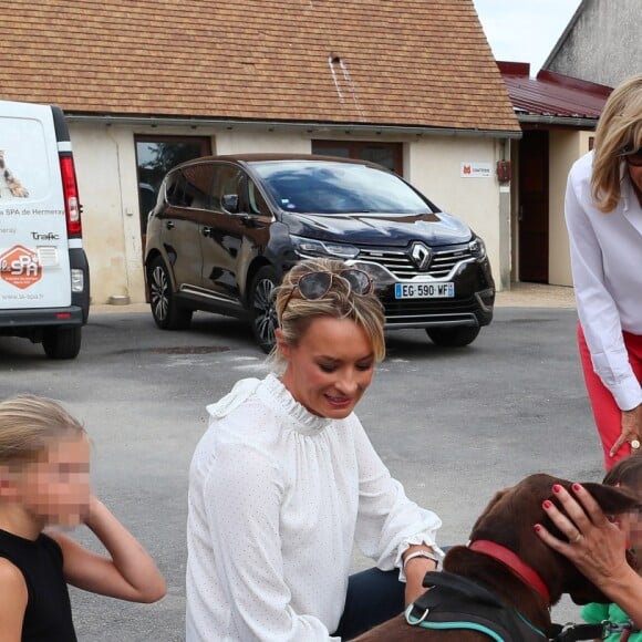 Brigitte Macron au refuge SPA d'Hermeray le 3 août 2017 avec deux de ses petits-enfants, Thomas et Emma. © Sébastien Valiela / Bestimage